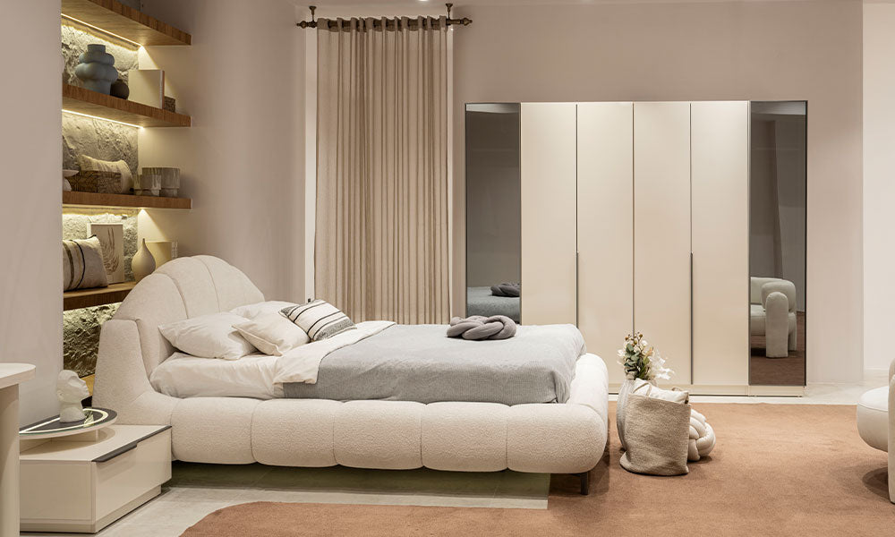 Vena Modern takımın krem renkli suntalam gövdeye ve füme aynalı kapaklara sahip gardırobu ile yumuşak dokulu karyolasının yatak odasındaki uyumlu yerleşimi.
