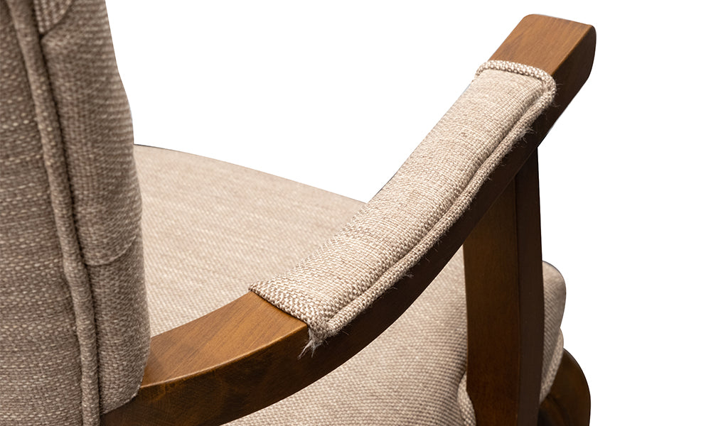 Violet sandalyenin kolçak detayı; dirsek koruyucu kumaş dolgulu manşet (padded arm), ceviz ahşap işçiliği ve dokulu kumaş kalitesi.