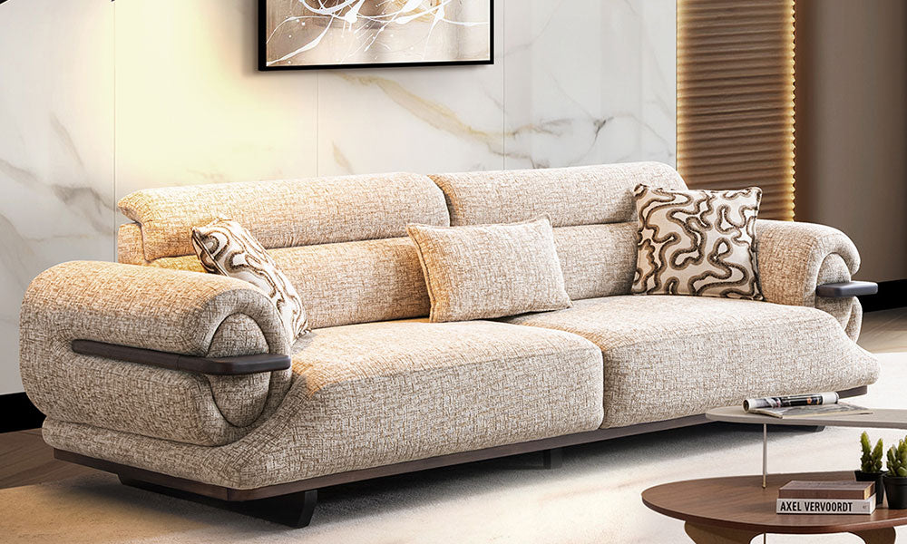 Vista Modern Üçlü Koltuk, bej dokuma kumaşı, geniş oturumu ve dekoratif minderleriyle modern salon görünümü