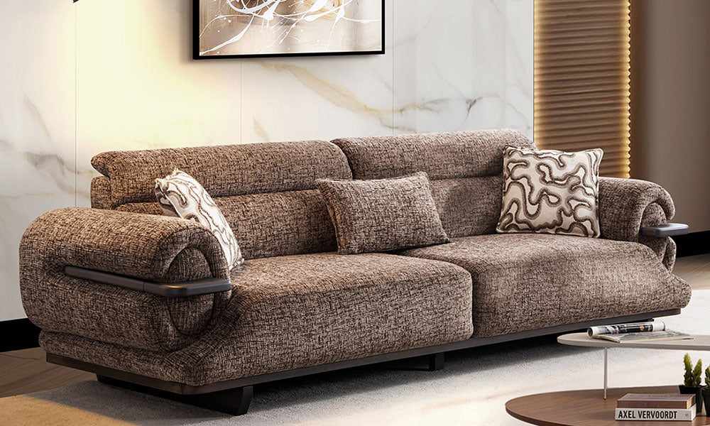 Vista Modern Üçlü Koltuk, kahverengi dokuma kumaşı ve dekoratif minderleriyle modern salon görünümü