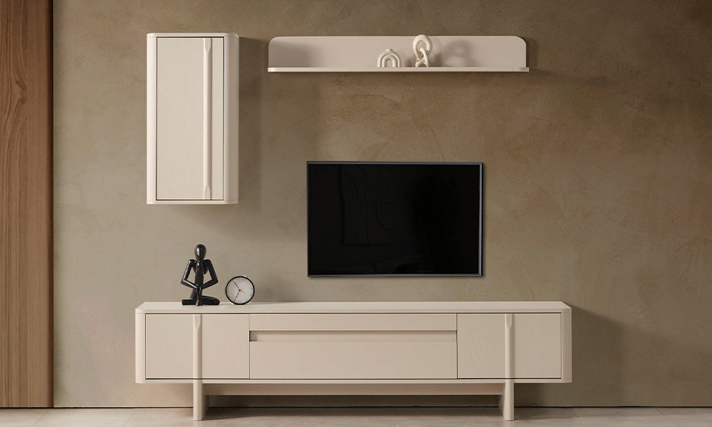 Vizyon modern TV ünitesinin krem renkli alt modülü, yan kapakları, geniş orta çekmeceleri, duvar dolabı ve üst rafıyla önden görünümü