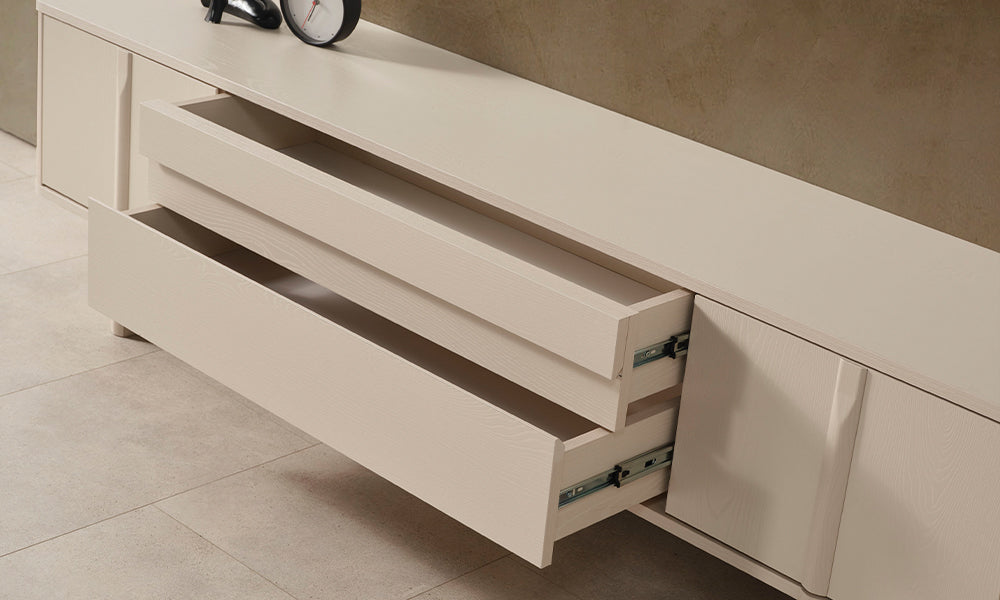 Vizyon modern TV ünitesinin açık iki çekmecesi, metal ray sistemi, krem renkli ahşap yüzeyi ve kapak detaylarının yakın görünümü
