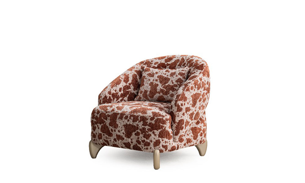 Yıldız Modern berjerin kahverengi ve krem tonlarında leopar/inek desenli bukle kumaş kaplı, yuvarlak hatlı ve gold ayaklı iddialı tasarımı.