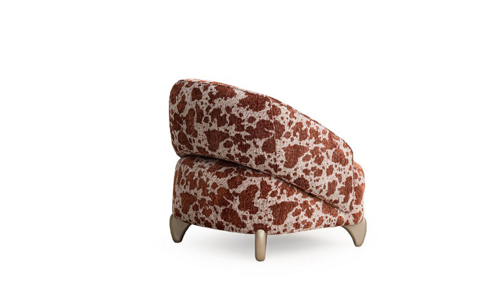 Yıldız Modern berjerin kalın ve kavisli gövde yapısını, gold renkli kısa ayaklarını ve iddialı hayvan deseni kumaşını gösteren yan profil görünümü.