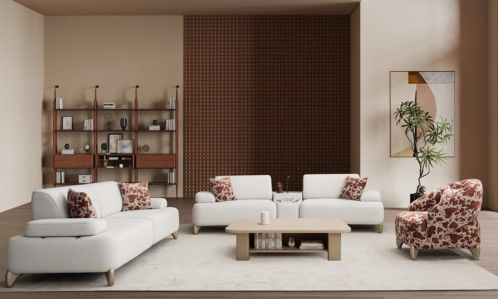 Yıldız Modern Koltuk Takımı'nın lüks bir salondaki tam takım görünümü; beyaz bukle kumaşlı kanepeler, gold ayaklar ve cow print desenli berjer bir arada.