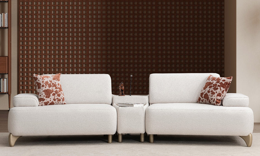 Yıldız Modern modüler koltuğun yaşam alanındaki duruşu; kahverengi cow print kırlentler ve sade bukle kumaş uyumu.