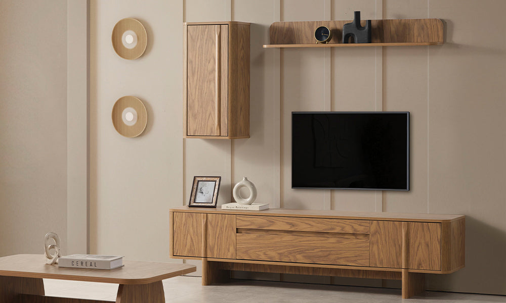 Zirve modern TV ünitesi; ceviz renkli çekmeceli alt modül, duvara monte dolap ve dekoratif raflarla modern salon ortamında